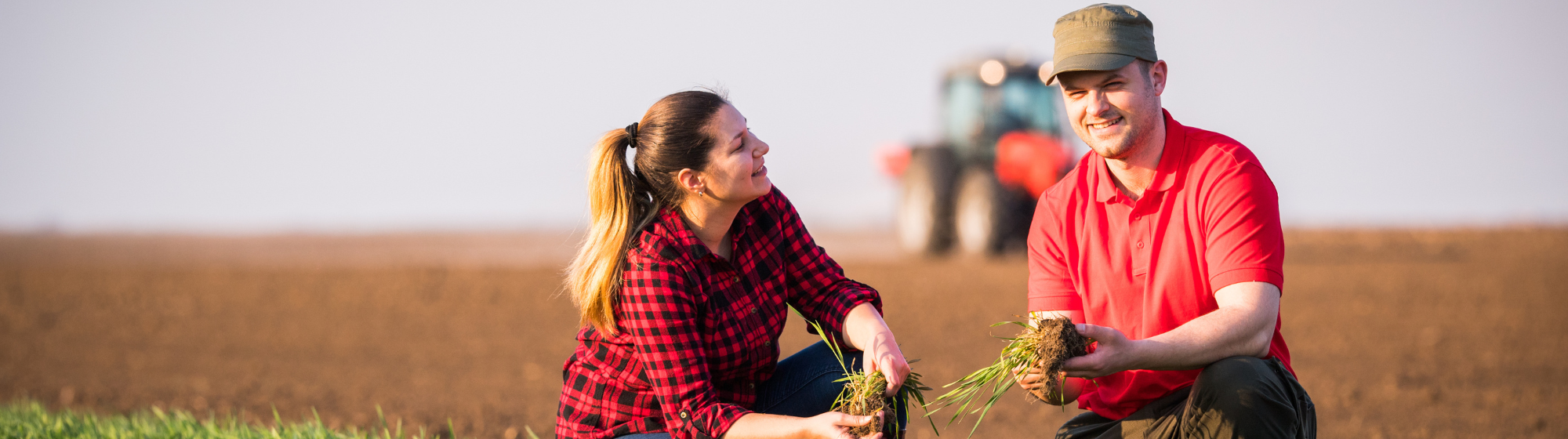 Un agriculteur et une agricultrice dans un champs