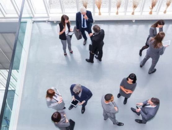 Prise de vue du plafond vers le bas, de divers professionnels qui discutent.